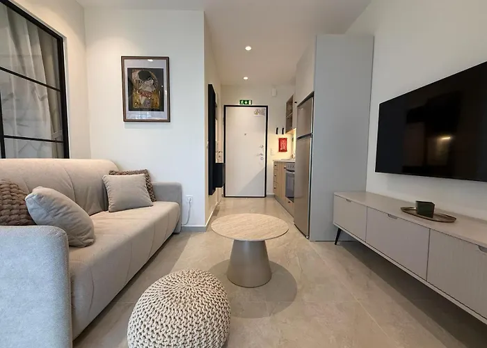 Fterna Ii Perea-1 Bedroom, Large Balcony, Near & Airport Peraía