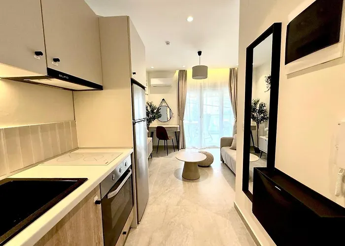Fterna Ii Perea-1 Bedroom, Large Balcony, Near & Airport شقة Peraía